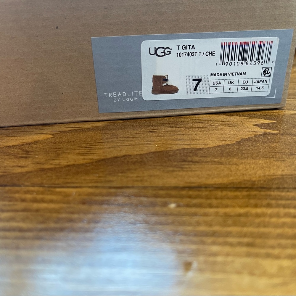 Gently used toddler Uggs, size 7. With original box - Picture 6 of 6
